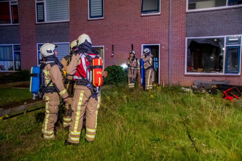 Brandweer rukt uit voor een woningbrand in Smilde -..