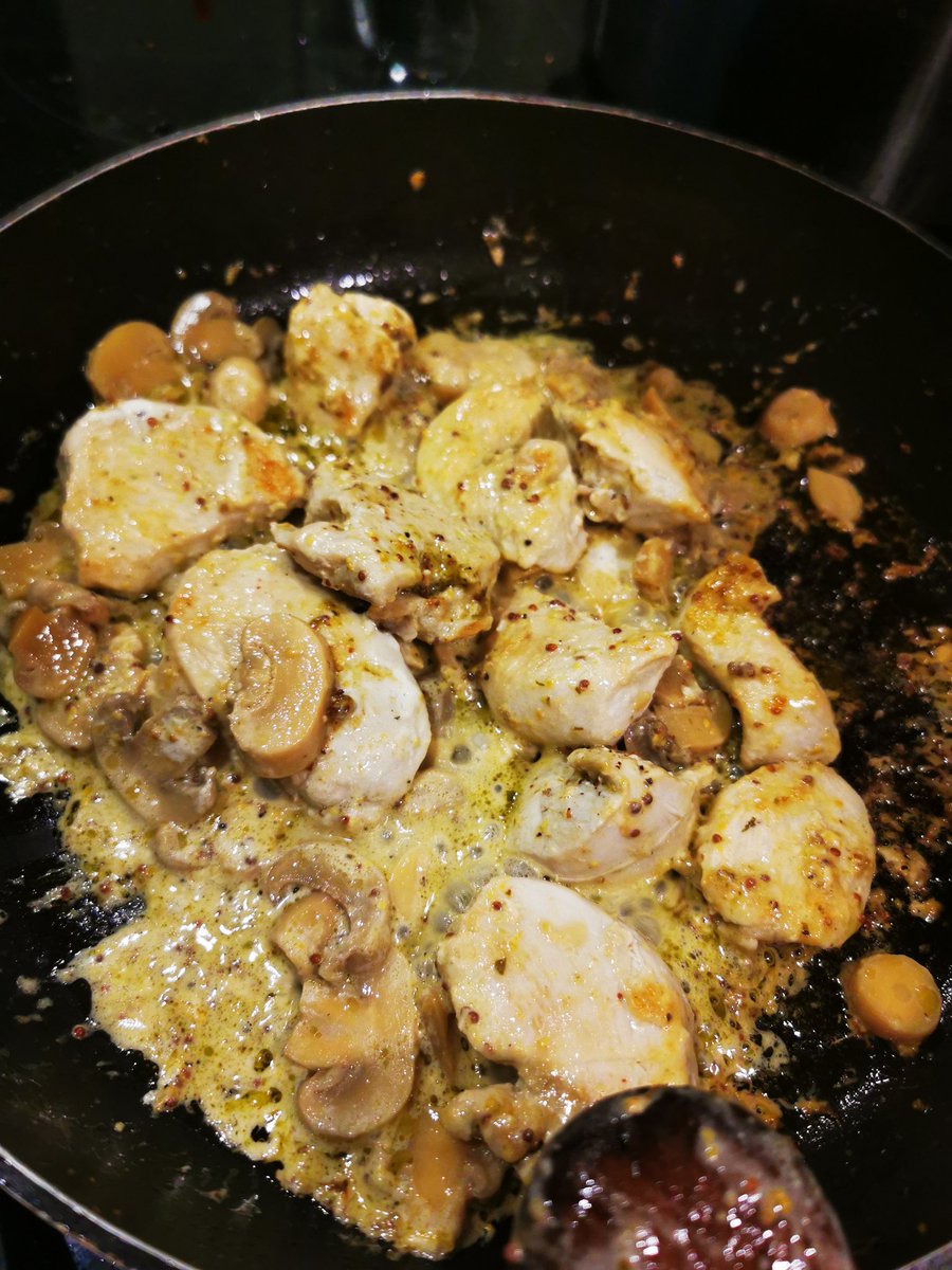 mitMirGermania's tweet photo. Y aquí prosigo con mi pollo con Champignons a la crema de vino blanco q estoy gestando para la cena.
#meMimo https://t.co/KQCLnrKINb