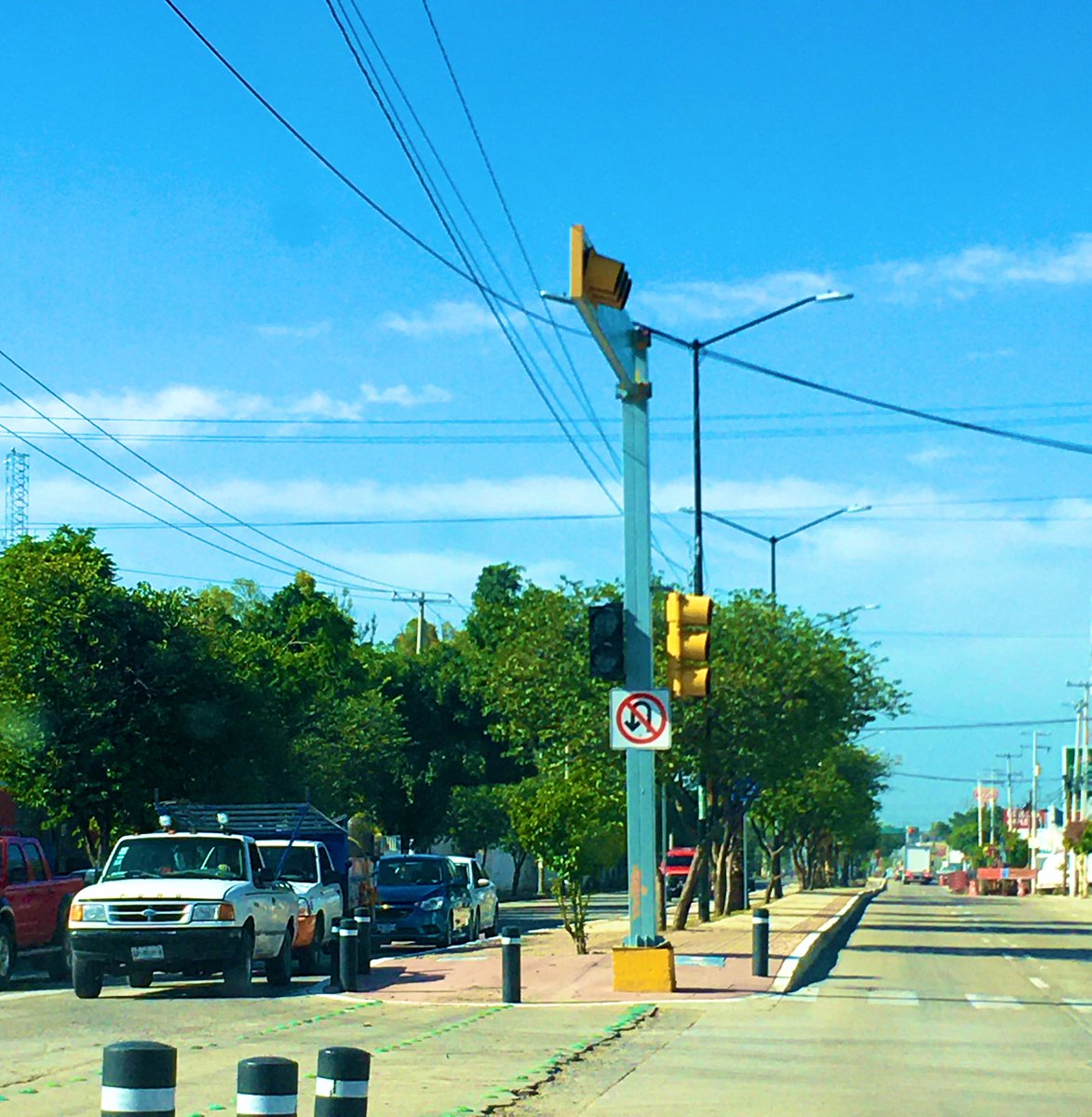 cratwn's tweet photo. @movilidad_leon podrían reparar el semáforo 🚦 de la ciclovía que está entre Blvd. Francisco Villa y Av. Río Mayo los conductores no respetan el rojo y les vale querer atropellar ciclistas, además de no saber cuándo es tiempo seguro para poder cruzar! https://t.co/NjqCqHDvME