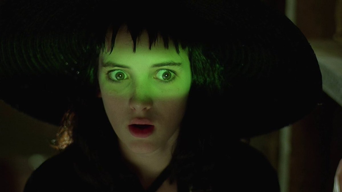 LOVEISLOVE169's tweet photo. beetlejuice (1988) dir. tim burton https://t.co/Ak8LopgQA6