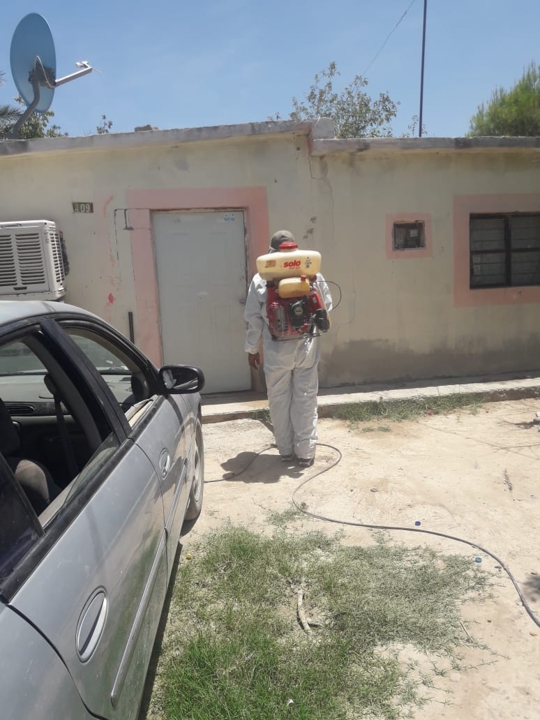 JS04COAH's tweet photo. Semana de "Fortalecimiento de Acciones contra el Dengue, Zika y Chikungunya 2020" #fumigacionintradomiciliaria  Rociado peridomiciliario en la col. Zona centro del mpio. San buenaventura, Coahuila @CoahuilaSS https://t.co/RLRZKVD4eG