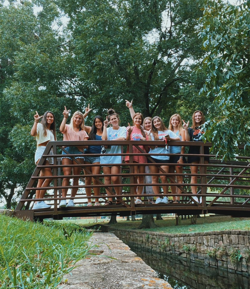 PresAbercrombie's tweet photo. Be there! Today I invited my friends to go take pictures for the first day of senior year! @ambarnes8 #loveastro https://t.co/wcrbS3HoRq