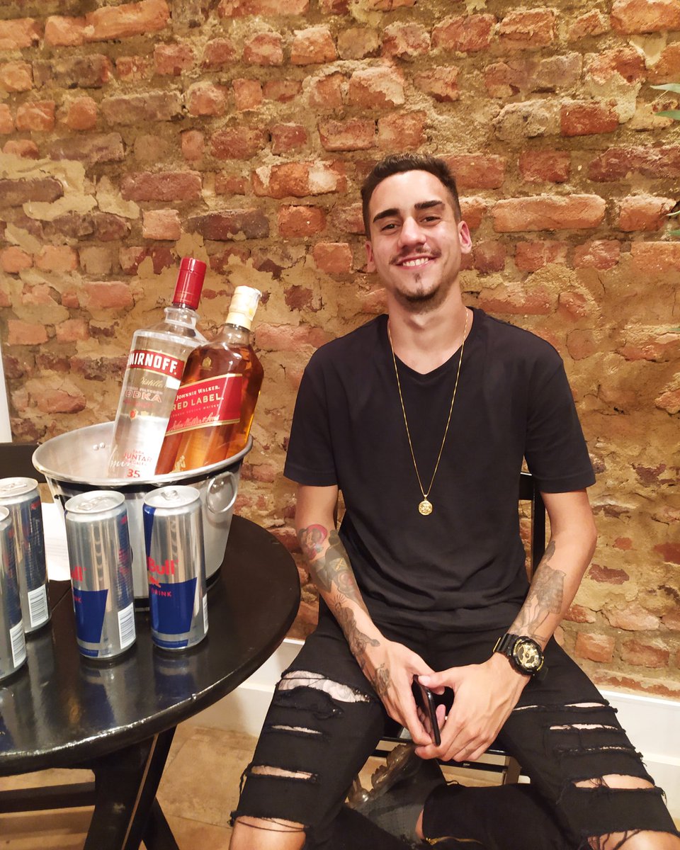 FlamengoReiDela's tweet photo. Eu não sei se eu estava mais cansado e bêbado ou mais feliz..😂❤️
#LiveSonhos #TonyRodrigues https://t.co/IXx8h4lXWR