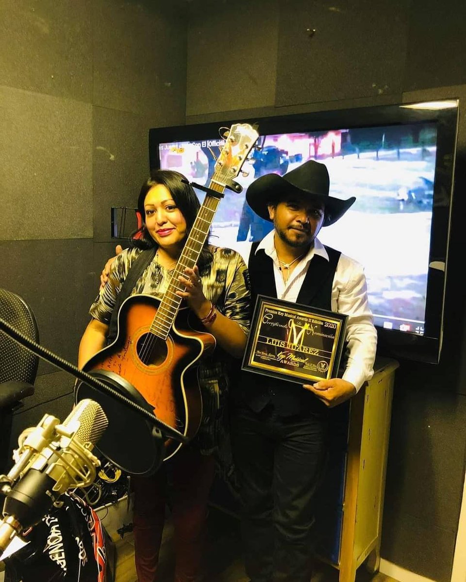 LuisJuarezAuto1's tweet photo. Gracias Amiga. #KarlaMares por mi entrevista #forthworthTx. Estoy súper feliz ya confirmada mi nominación como “cantautor “en los premios #KeyMusicalawards #11Edición2020 un gusto Estar en #RadiolaOondakallejera ❣️🕊🎤🎶🎼
#LuisJuarez #Cantautor #OficialMexico 🇲🇽 https://t.co/mJ7z3wFZfp