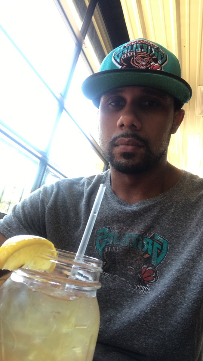 Antonio_Bastian's tweet photo. A Tennessee Tea and a Fiesta Chicken Wrap from @HueysRestaurant in Cordova after a good morning skate. #grubmode https://t.co/ZJCNCSFfAy