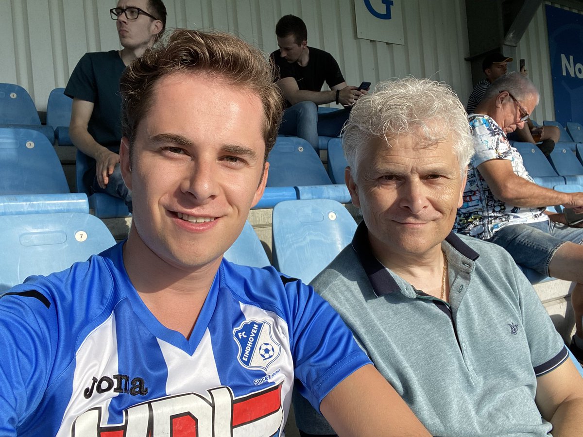 RemcovanDooren's tweet photo. Ja we mogen weer: de eerste thuiswedstrijd tussen @FCEindhoven en Jong PSV. Natuurlijk samen met ons pap! #FCEpsv https://t.co/erCcg595Kg
