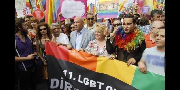 Gün Olur LGBTİ Dernekleriylesiniz, Gün Olur PKK Yandaşlarıylasınız, Gün Olur FETÖ ve Türevleri İçin Gözyaşı Dökersiniz, Gün Olur Askerlerimize Karşı Teröristlere Kalkansınız....

Milletiyle Kavgalı, Hizmete Düşman #TanalUrfadanÖzürDile....