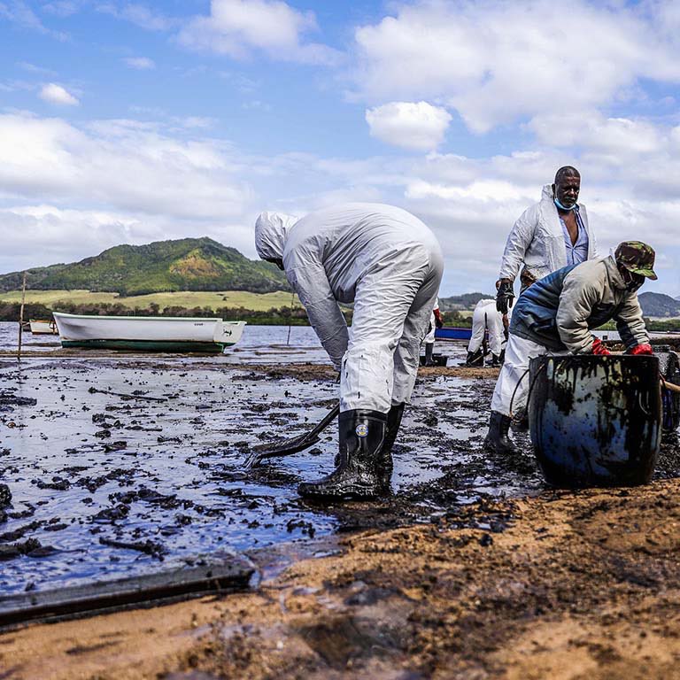 locals in #MAURITIUS rushed to erect makeshift barriers in efforts to protect pristine coastline from a tanker, grounded on coral reef just offshore, which leaked 1,000 tons of oil. 🇲🇺
#saveMAURITIUSreef #oilspill #madeinMAURITUS #island #reef #allSTARR #STARRrum #MAURITIUSisland