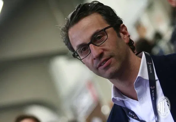 Os dados bancários dos dois principais grupos que controlavam o Milan em 2017, Rossoneri Sports Investment Luxembourg () e Rossoneri Champion Co () foram divulgados recentemente. Nessa thread, vamos contar como os chineses 'perderam' o controle do clube para o grupo Elliott.