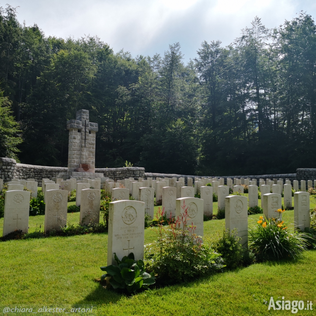 AsiagoIt's tweet photo. Sono molti i luoghi sull'Altopiano testimonianza delle tragiche vicende della #GrandeGuerra, che ci fanno riflettere sull'importanza dei valori di #pace e #fratellanza.
Tra questi, anche il #cimitero #inglese di #Granezza, che qui vediamo in uno scatto di Chiara Artoni. https://t.co/wDr2NZtBAD