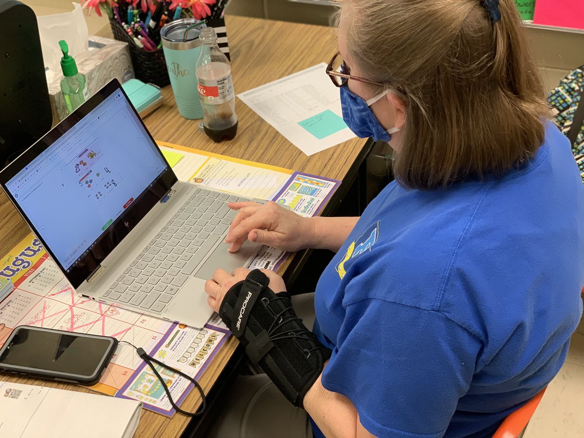 EaglesSouthwest's tweet photo. 🗣The day is halfway over but our teachers HAVE NOT lost their stride 🏎 They are checking assignments ✅ and preparing work🥰 @Supt_DrConnie @FCPSchoolsTN #PlanningForPerfect #EagleStyle 🦅#NeverADullMoment
#TheresNoPlaceLikeHome🌪 https://t.co/GqXP1BttD2