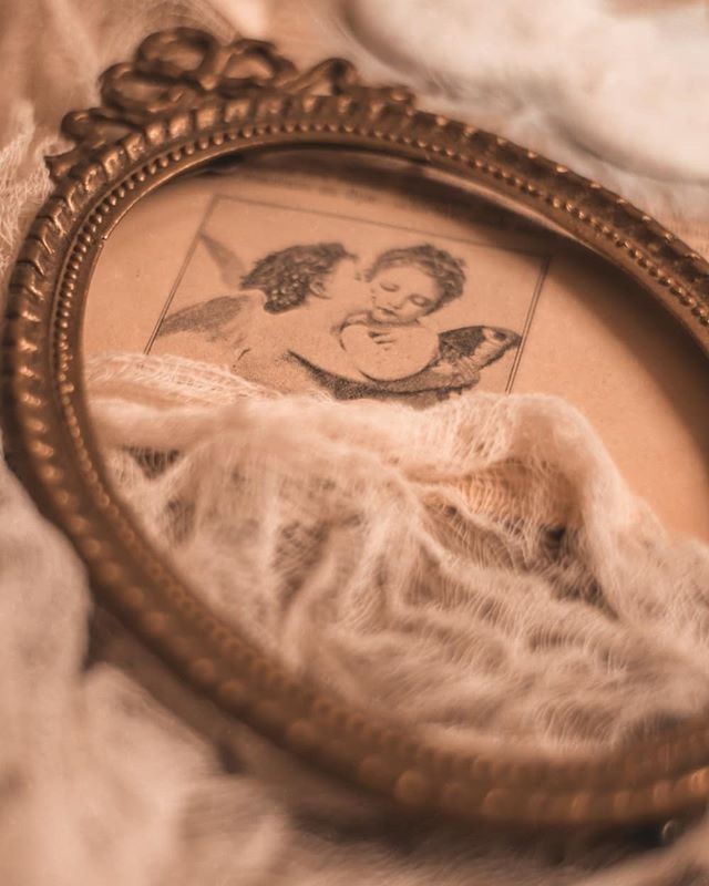 presademi's tweet image. Para Jane - Charles Bukowski:

"Cuando te fuiste te
llevaste casi
todo.

Me arrodillo por las noches
ante tigres
que no me dejan tranquilo.

Lo que fuiste
no se repetirá.

Los tigres me han encontrado
y no me importa."

#HankCentenario