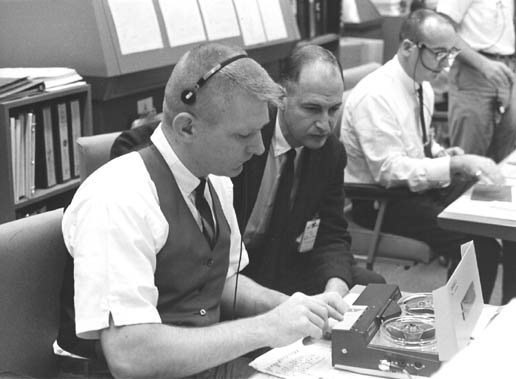 Nace en 1933: Gene Kranz, ingeniero estadounidense, director de la Happy Birthday 