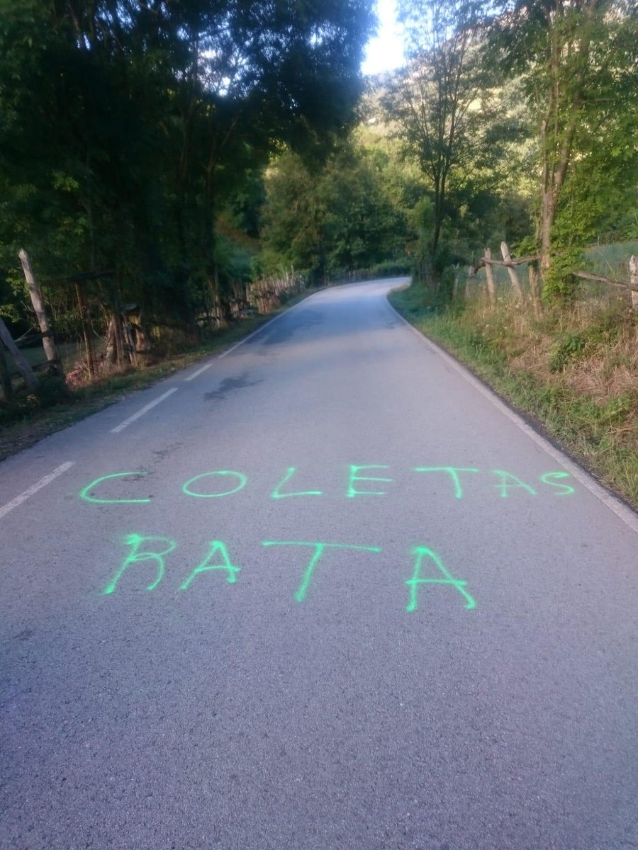 monrosi's tweet image. Pintadas, insultos, amenazas y acoso en redes. Pablo Iglesias e Irene Montero se ven obligados a cancelar sus días de vacaciones en Asturias.