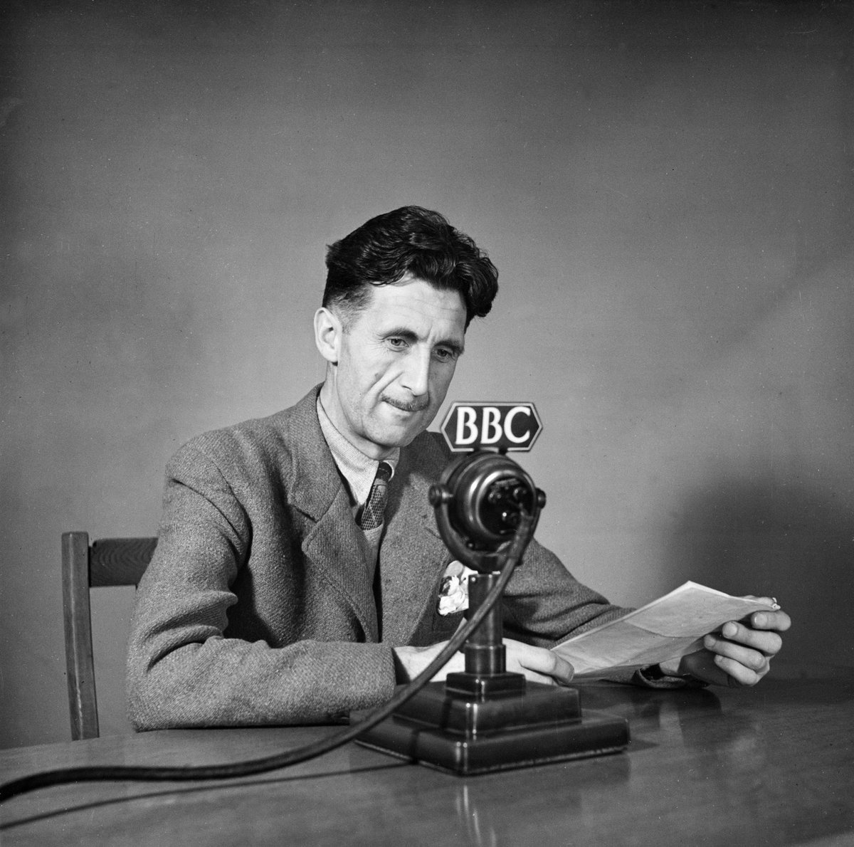 Bbc Radio 4 On Twitter George Orwell Photographed At A Bbc Microphone In 1943 His Fifth Novel Animal Farm Was Published 75 Years Ago Today Https T Co Jxmxipibux