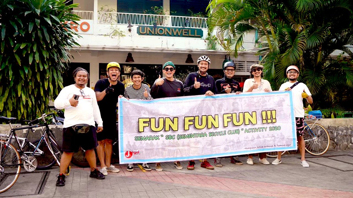 davidbayu's tweet photo. Coba sebutkan satu2 orang terkenal yg berfoto depan toko Unionwell pake spanduk ngehek ini https://t.co/FVVuJci1VL