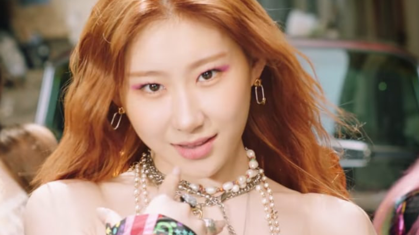 Fula24502078's tweet photo. #CHAERYEONG  shone and was chic despite the fact that she appeared very rarely in the mv😍😍😍😍😍👑
Your debut makes us happy and we love u💜💜💜💜💜💗💗💗💗💗 plz pay no attention to h*ters 
Hope jyp will give you more 
parts in songs   
#ITZY #있지 
#NotShy 
#ITZY_NotShy https://t.co/QlF6V5Si4F