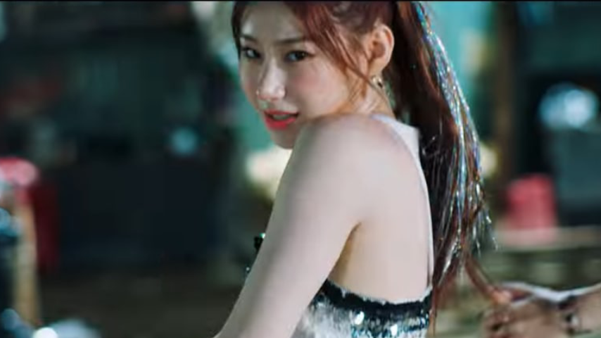 Fula24502078's tweet photo. #CHAERYEONG  shone and was chic despite the fact that she appeared very rarely in the mv😍😍😍😍😍👑
Your debut makes us happy and we love u💜💜💜💜💜💗💗💗💗💗 plz pay no attention to h*ters 
Hope jyp will give you more 
parts in songs   
#ITZY #있지 
#NotShy 
#ITZY_NotShy https://t.co/QlF6V5Si4F