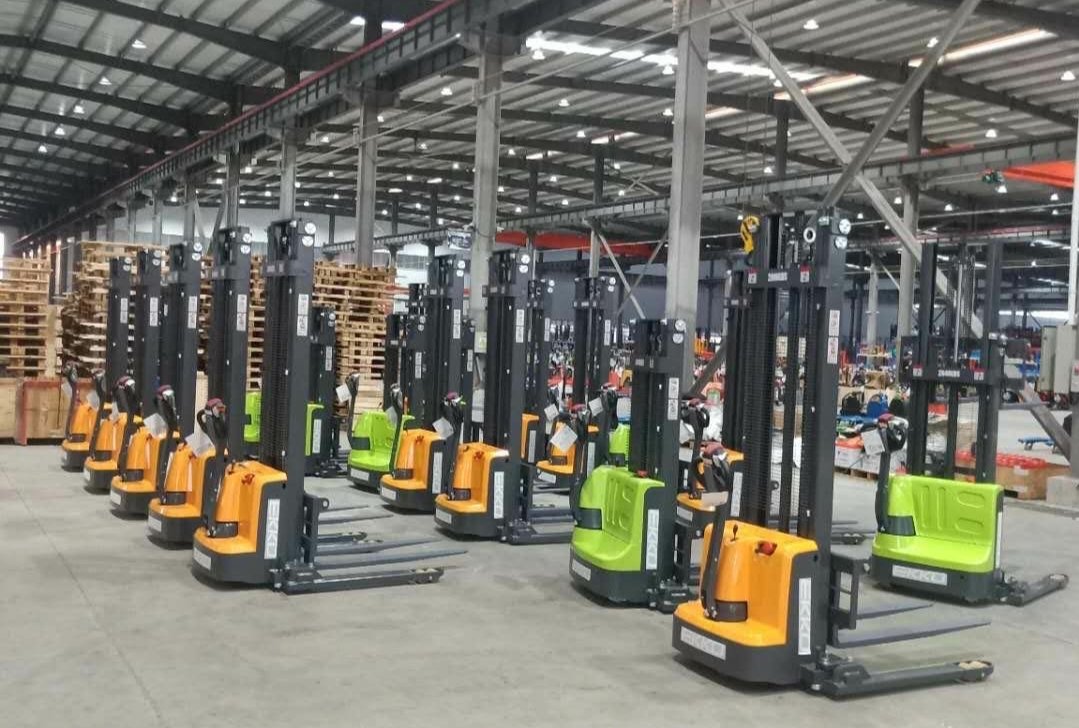 EKKOlifts's tweet photo. From LITHIUM-ION to Lead Acid and from 72" to 82" lowered mast. EKKO offers both choices for your productivity. Call 909-236-7994 or don@ekkolifts.com to get the scoop. #EB12Li #ekko #ekkolifts #lithiumstacker #lithiumion #electricforklifts #forklifts #liftrucks #liftgates #docks https://t.co/tcbt0EuUdS