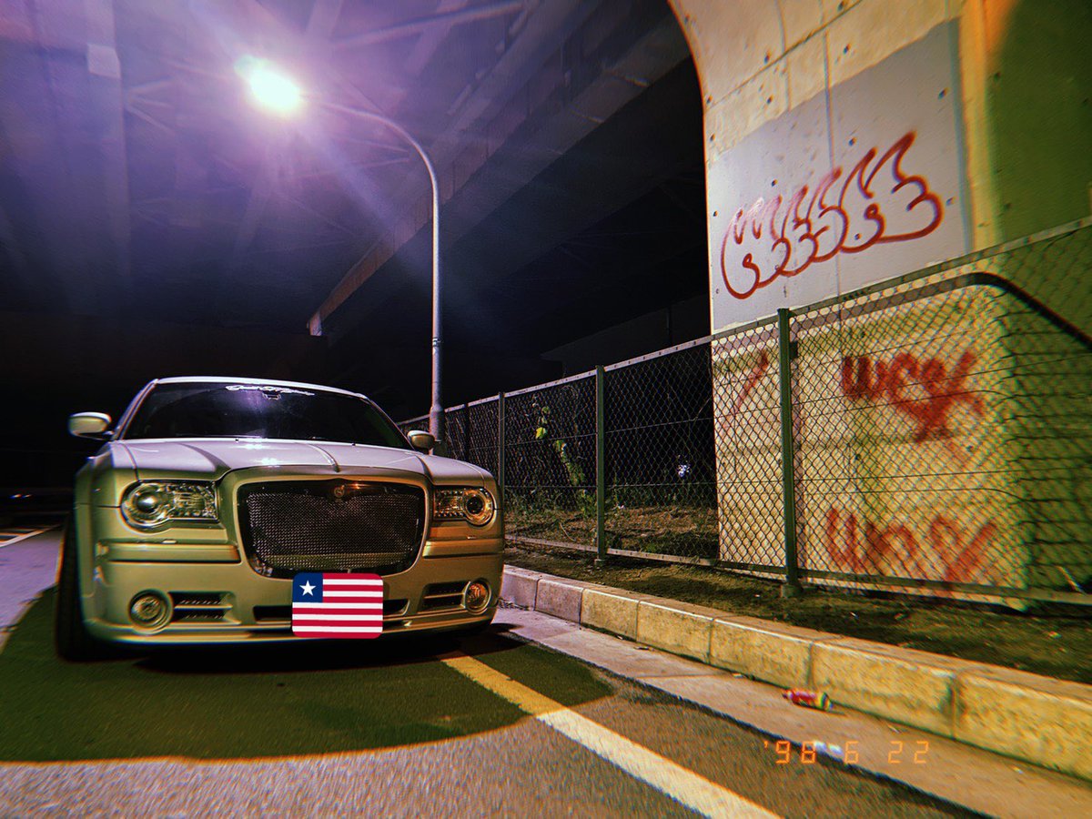 BASKkouji35's tweet photo. 軽からのbefore、afterやばすぎた。
アメ車いいね🇺🇸
#アメ車 #クライスラー #300c
#v8 #SRT8 #エアサス #savini
#Chrysler300c #truespike https://t.co/jajBYfRBnT
