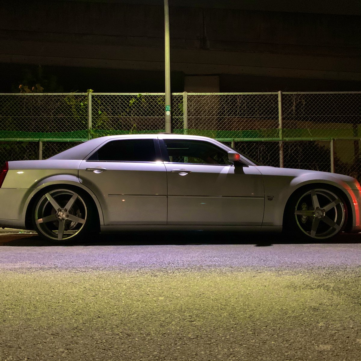 BASKkouji35's tweet photo. 軽からのbefore、afterやばすぎた。
アメ車いいね🇺🇸
#アメ車 #クライスラー #300c
#v8 #SRT8 #エアサス #savini
#Chrysler300c #truespike https://t.co/jajBYfRBnT