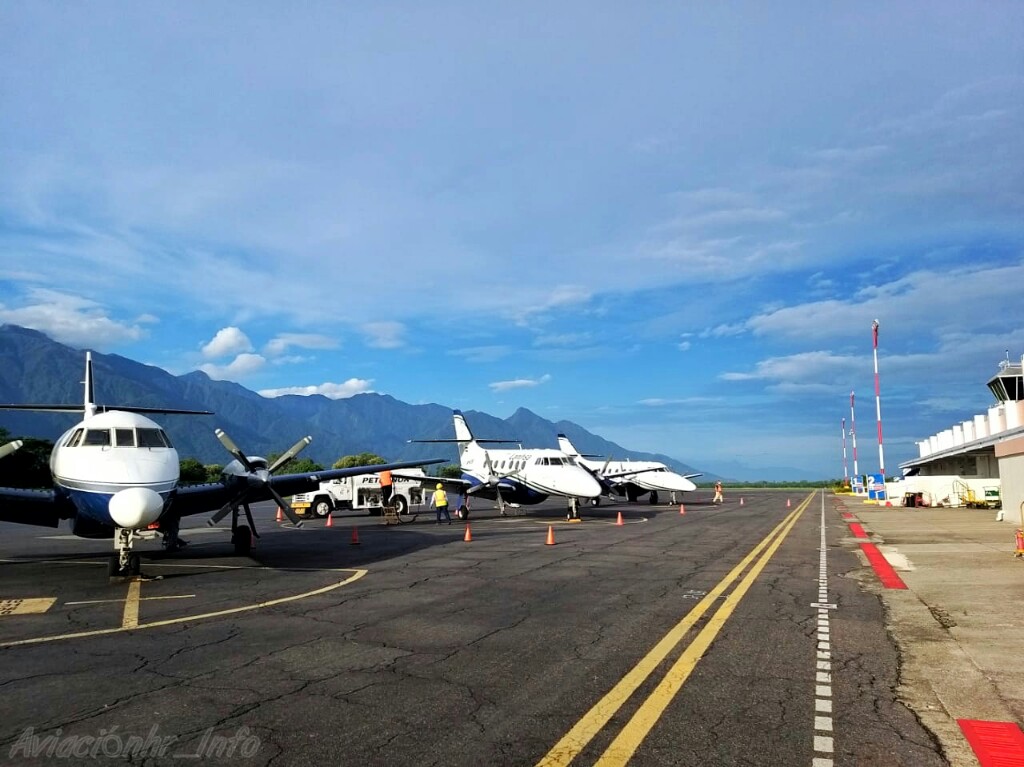 aviacionhr_info's tweet photo. Ya en acción las aerolineas hondureñas!!! Hoy reiniciaron los vuelos nacionales e internacionales en Honduras, 3 #jetstream32 en La Ceiba preparando sua vuelos hacia #Tegucigalpa y #Roatan de @AerolineaLanhsa y @aerososa.
📷 by; Eder_Medina https://t.co/5XopFPwww3