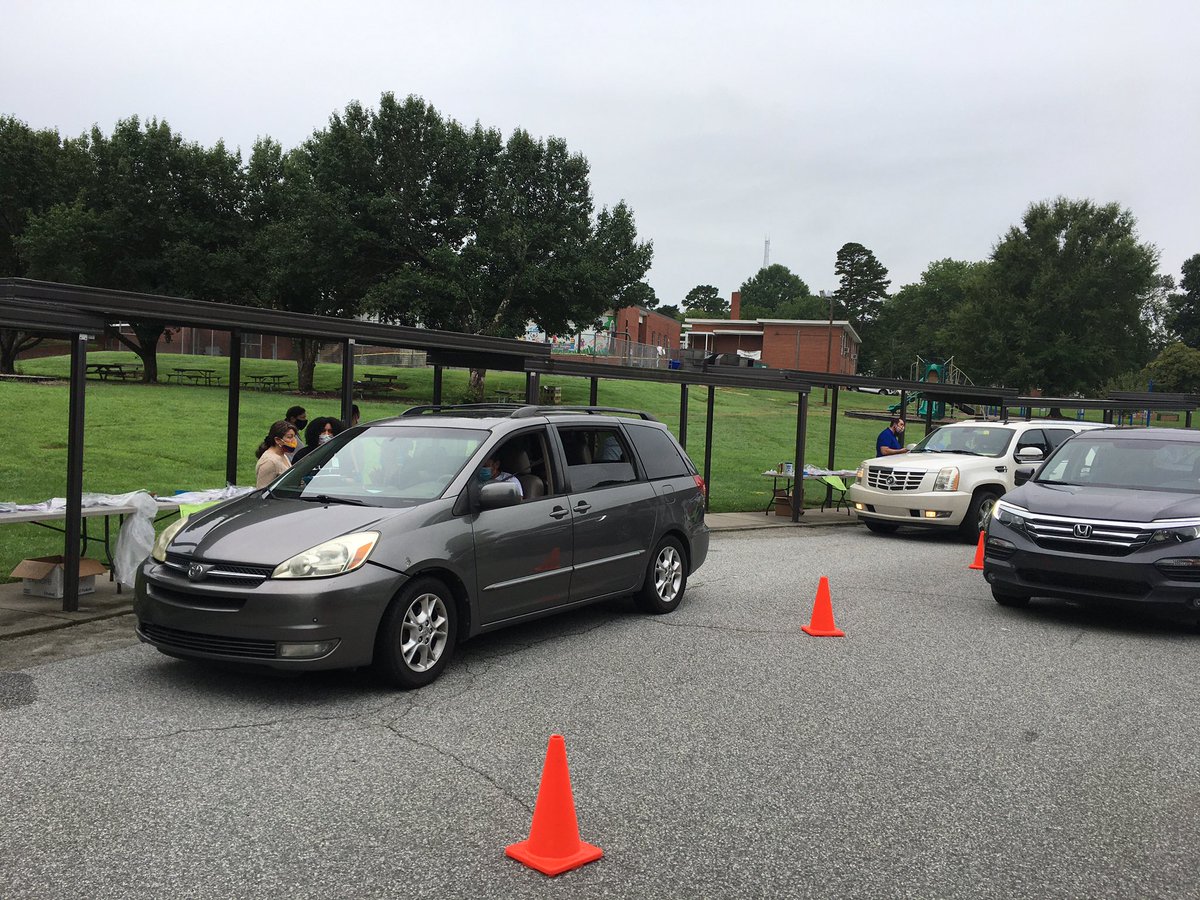 IPEPirates's tweet photo. Happy First Day from Irving Park! Kindergarten drive through is a success! https://t.co/0SxBC3errc
