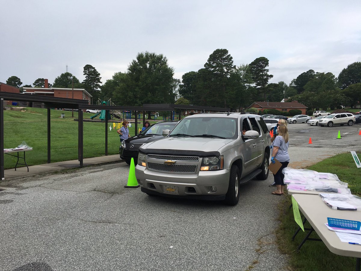 IPEPirates's tweet photo. Happy First Day from Irving Park! Kindergarten drive through is a success! https://t.co/0SxBC3errc