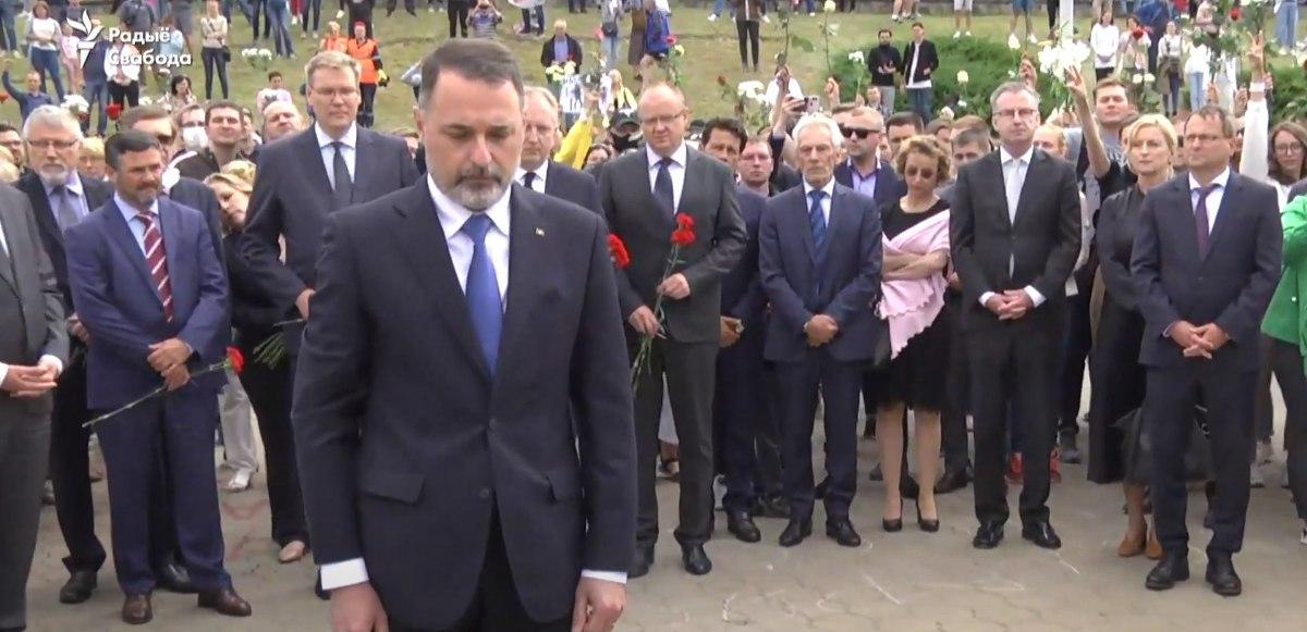 In the very least, the EU should should refrain from creating the impression that it is an actor in the process within the country. Scenes like the EU Ambassadors laying flowers are harmful as they confirm the Russian paranoia about the Western orchestration behind the events.