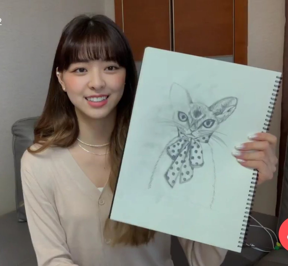 Fula24502078's tweet photo. #YUNA  is drawing even in mv, so talented baby
But now she is not looked like a baby😭 
She looked so bright👑💜💜💜💜💜 Black hair so iconic like blond😍😍😍😍😍 #ITZY #있지 
#NotShy 
#ITZY_NotShy https://t.co/2Uoz51u8xZ