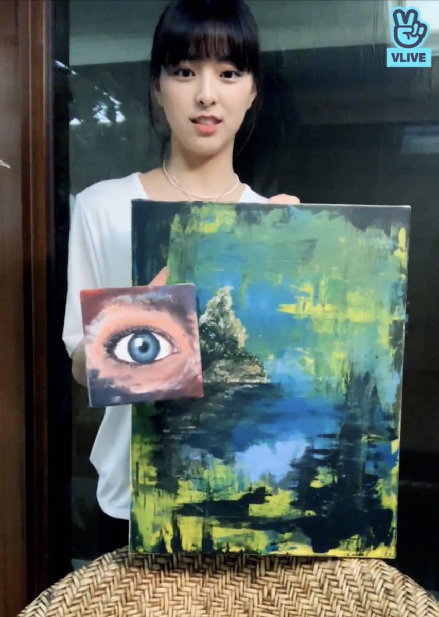Fula24502078's tweet photo. #YUNA  is drawing even in mv, so talented baby
But now she is not looked like a baby😭 
She looked so bright👑💜💜💜💜💜 Black hair so iconic like blond😍😍😍😍😍 #ITZY #있지 
#NotShy 
#ITZY_NotShy https://t.co/2Uoz51u8xZ
