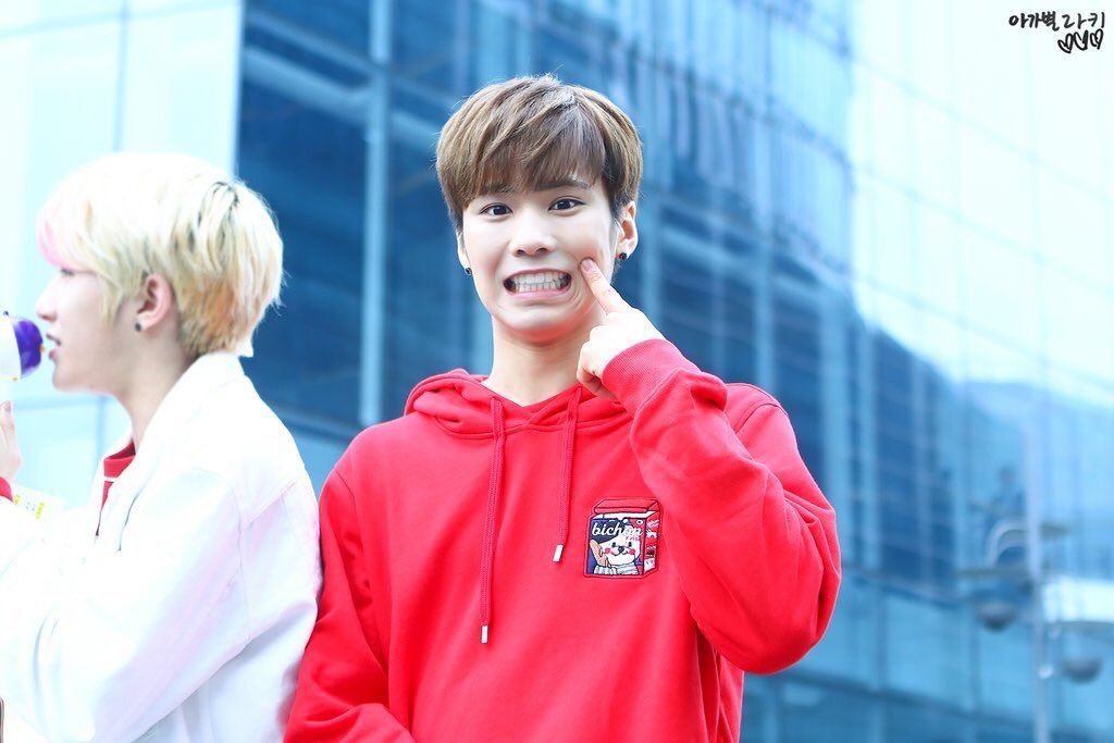 He’s one of the members of the group that still has his canines on tip top shape. In conclusion, he truly has one of the best smiles there is in the world  so stan this man and his wonderful smile   #AskADeentist