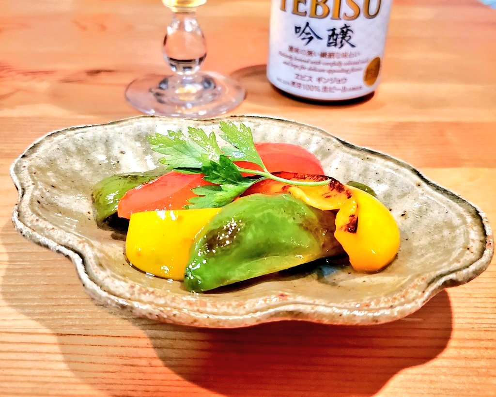ichietakada's tweet photo. 夕飯は鰹のたたきのっけ盛り〜
今日は一歩も外に出ないと決めたは良いものの…葱は無いし苦肉の策ののっけ野菜🤣
ビア🍺はヱビスじゃ
パプリカのマリネとだだちゃ豆
二本目はレモンサワーで🍋
#おうちごはん #Twitter家庭料理部 #ヱビスビール #吟醸 #鰹のたたき #YEBIU #器 https://t.co/XKa9VmgKUP