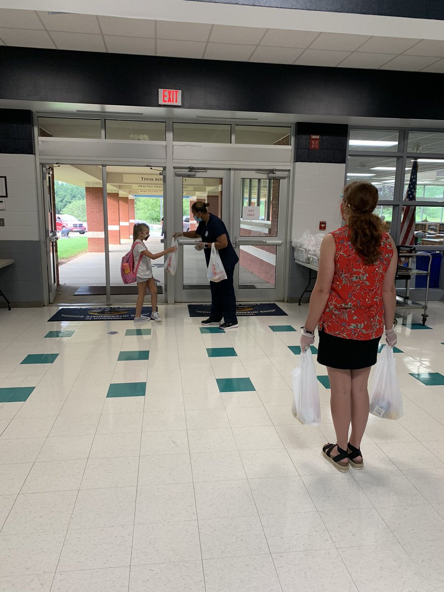 cbbpayne's tweet image. Happy #MAfirstday. The #JOfamily is off to a great start! @MACSchools