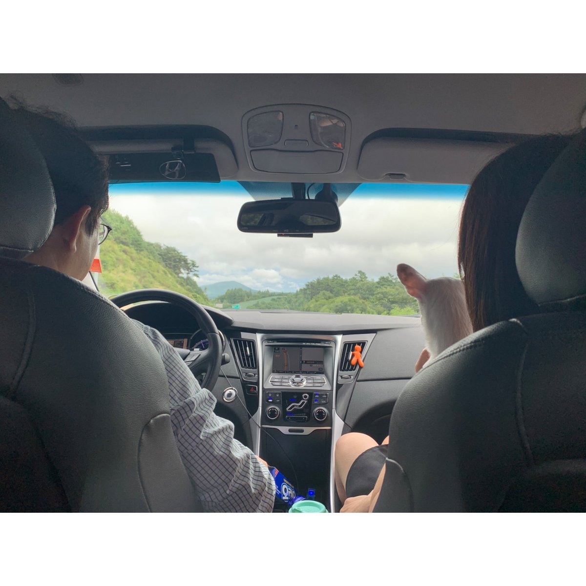 DoWoonChile's tweet photo. [ TWITTER | 200812 ] 
Actualización de la cuenta oficial de Dowoon en Twitter, con imágenes de él viajando en auto con (aparentemente) su familia. 
trad: “Lamento no publicar tanto en Twitter.” 

#DAY6 #데이식스 #Dowoon #MyDay #윤도운 #도운 #JYP  #The_Book_of_Us #TheDemon #DAY6 https://t.co/NPo3Ja89ac