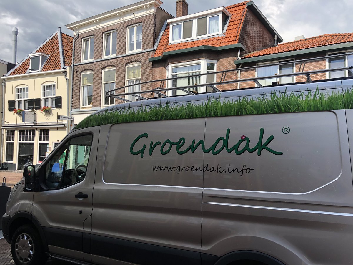 LarboardEstate's tweet image. Vandaag 80 m2 #sedum geplaatst op het dak in de Rijnstraat #Woerden. Veel dank aan de mensen van @Groendak #klimaatbestendig #groenedaken