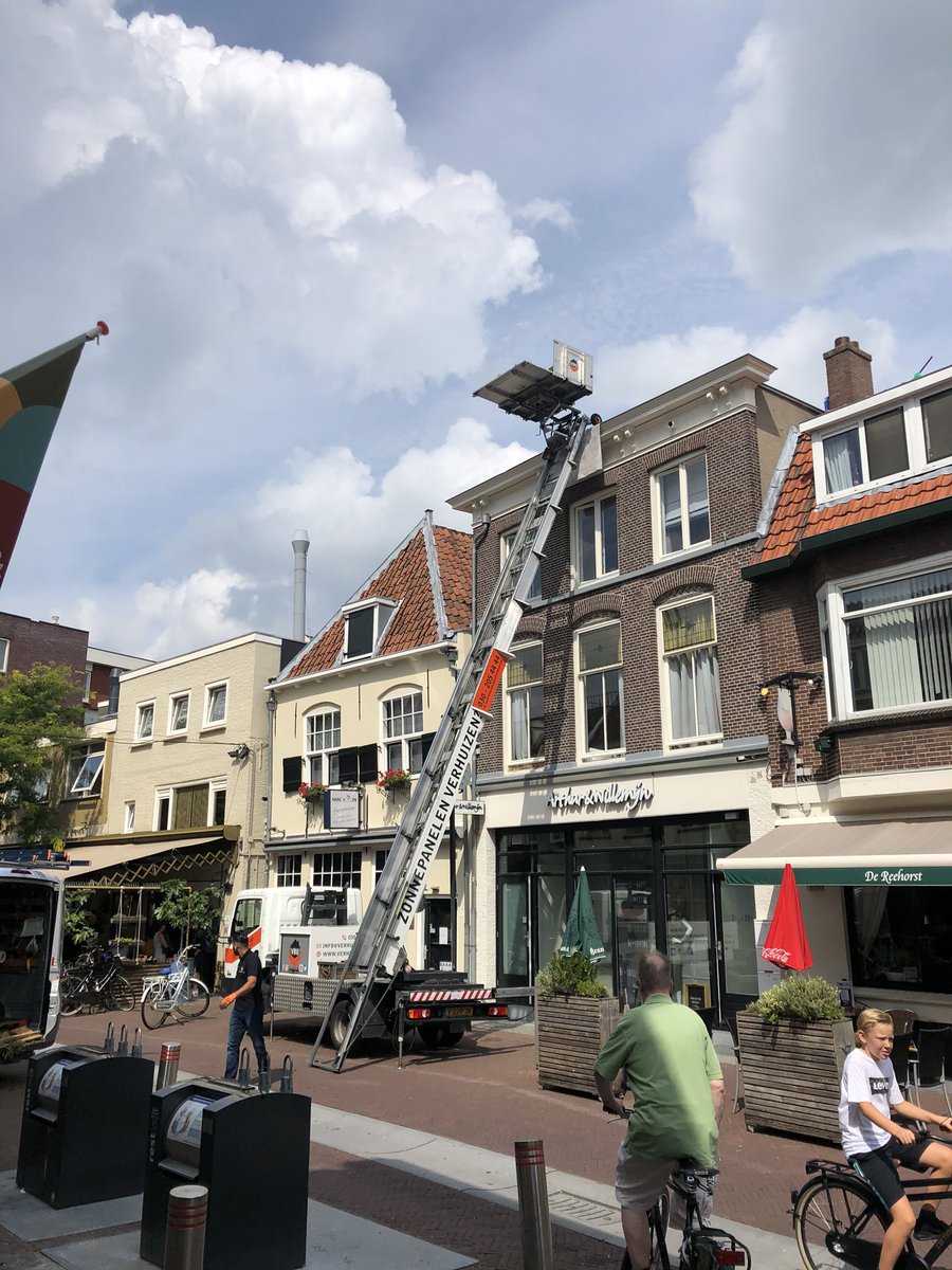 LarboardEstate's tweet image. Vandaag 80 m2 #sedum geplaatst op het dak in de Rijnstraat #Woerden. Veel dank aan de mensen van @Groendak #klimaatbestendig #groenedaken