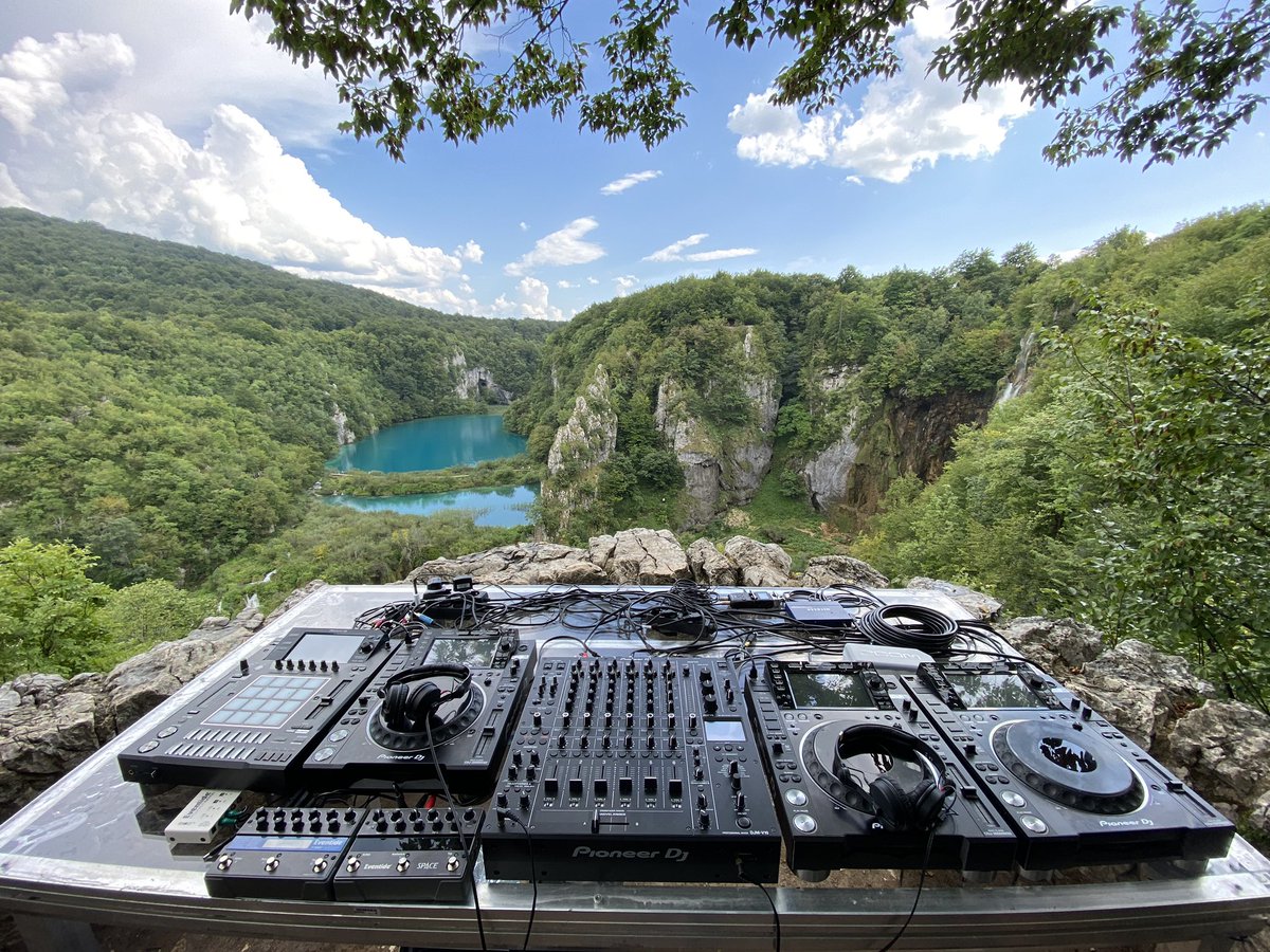 disclosure's tweet photo. 1hr!! @CercleMusic 🌳🌲🌳🌲🌳 https://t.co/7wLc5t52xo