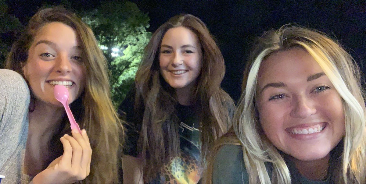 wood_alayna's tweet photo. Last first day of undergrad! Happy senior year 🤩🎉 https://t.co/X0LG3uWTPY