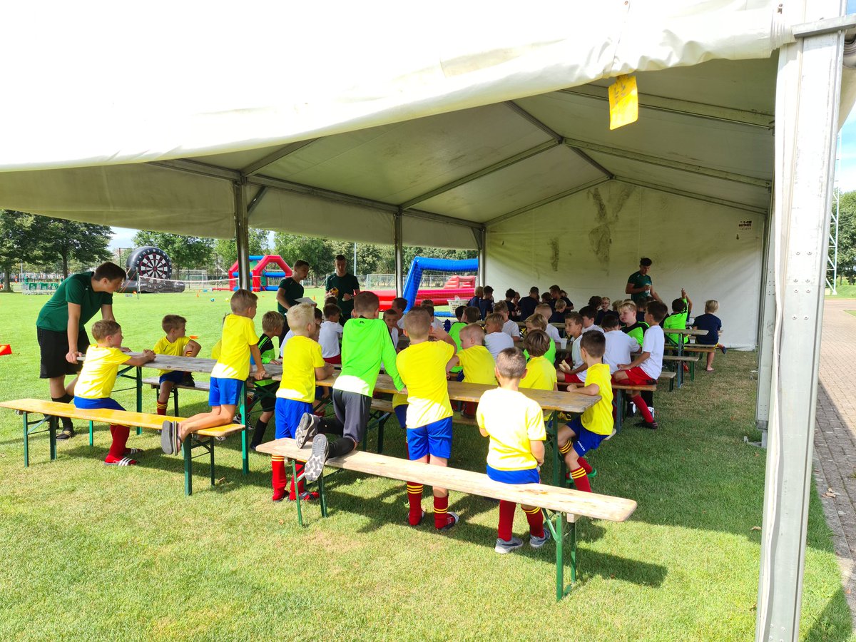 Vanmorgen zijn we begonnen aan onze 18de voetbalweek alweer. Ruim 150 kinderen sluiten zo op een mooie manier hun vakantie af.

De ouders, vrijwilligers en kinderen houden zich keurig aan de geschreven protocollen.

#Europarcs #Voetbalweek