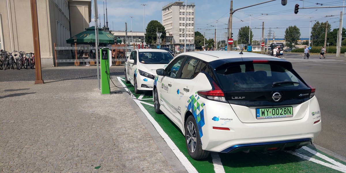 PKP_SA's tweet photo. 📢 Podróż nie kończy się na #dworcu! Od dzisiaj rusza pilotaż usługi #PKP Mobility, dzięki któremu pasażerowie podróżujący koleją do Trójmiasta mogą zarezerwować i wypożyczyć samochód elektryczny na dworcu #Gdynia Główna. 🚗 ♻
#ŁączymyPolskę https://t.co/Sj9Ttubam4