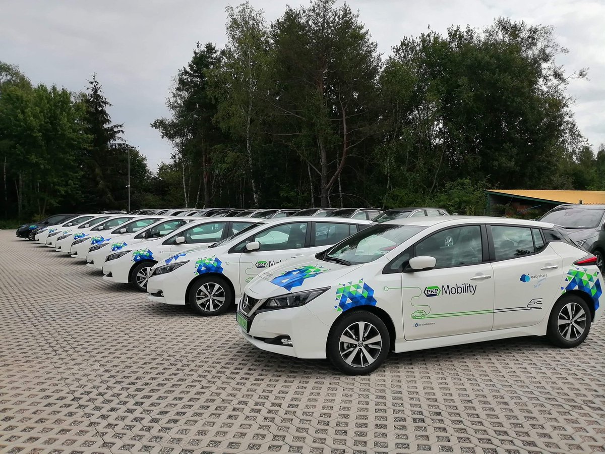 PKP_SA's tweet photo. 📢 Podróż nie kończy się na #dworcu! Od dzisiaj rusza pilotaż usługi #PKP Mobility, dzięki któremu pasażerowie podróżujący koleją do Trójmiasta mogą zarezerwować i wypożyczyć samochód elektryczny na dworcu #Gdynia Główna. 🚗 ♻
#ŁączymyPolskę https://t.co/Sj9Ttubam4
