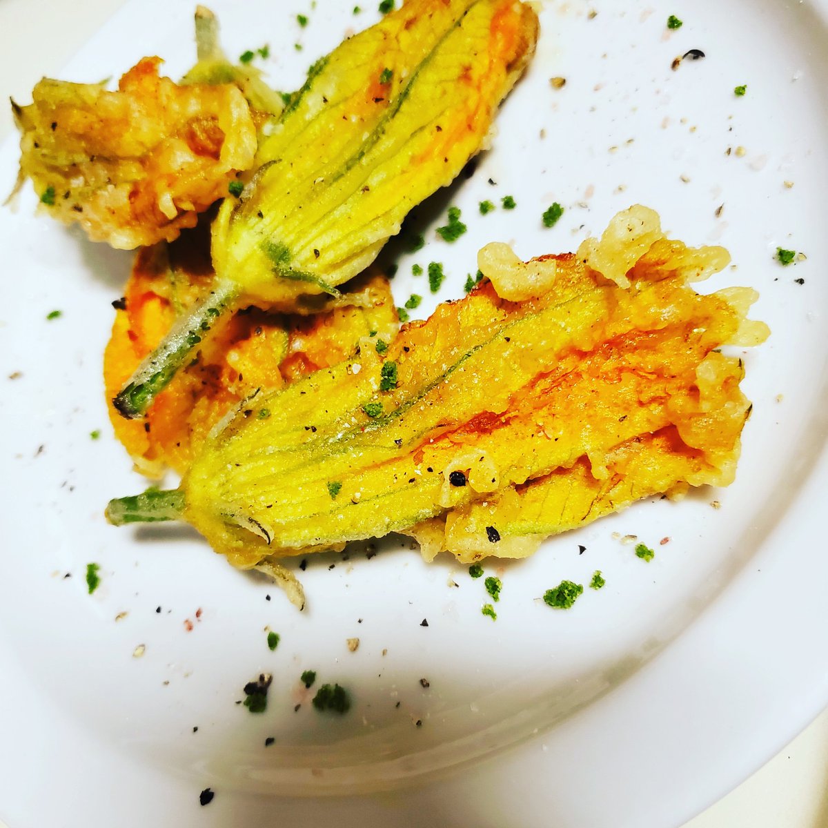 chef_kendraalex's tweet photo. Would like to know what this delightful and delectable snack is? Message or email me...
#edibleblossoms #chefkendraalexanderstyle
#chefsofinstagram 
#privatechefs 
#athletechef
#charlottechef 
#personalchefcharlotte
#chefontwitter 
#privatechef https://t.co/cjB2kWcG1c