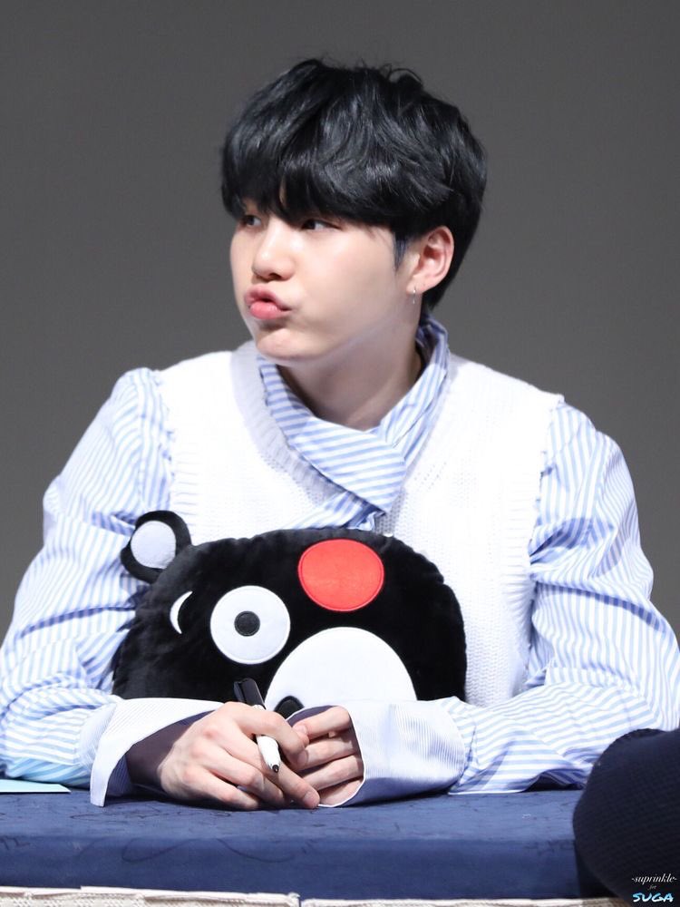 His cheekies nooo i wanna squish