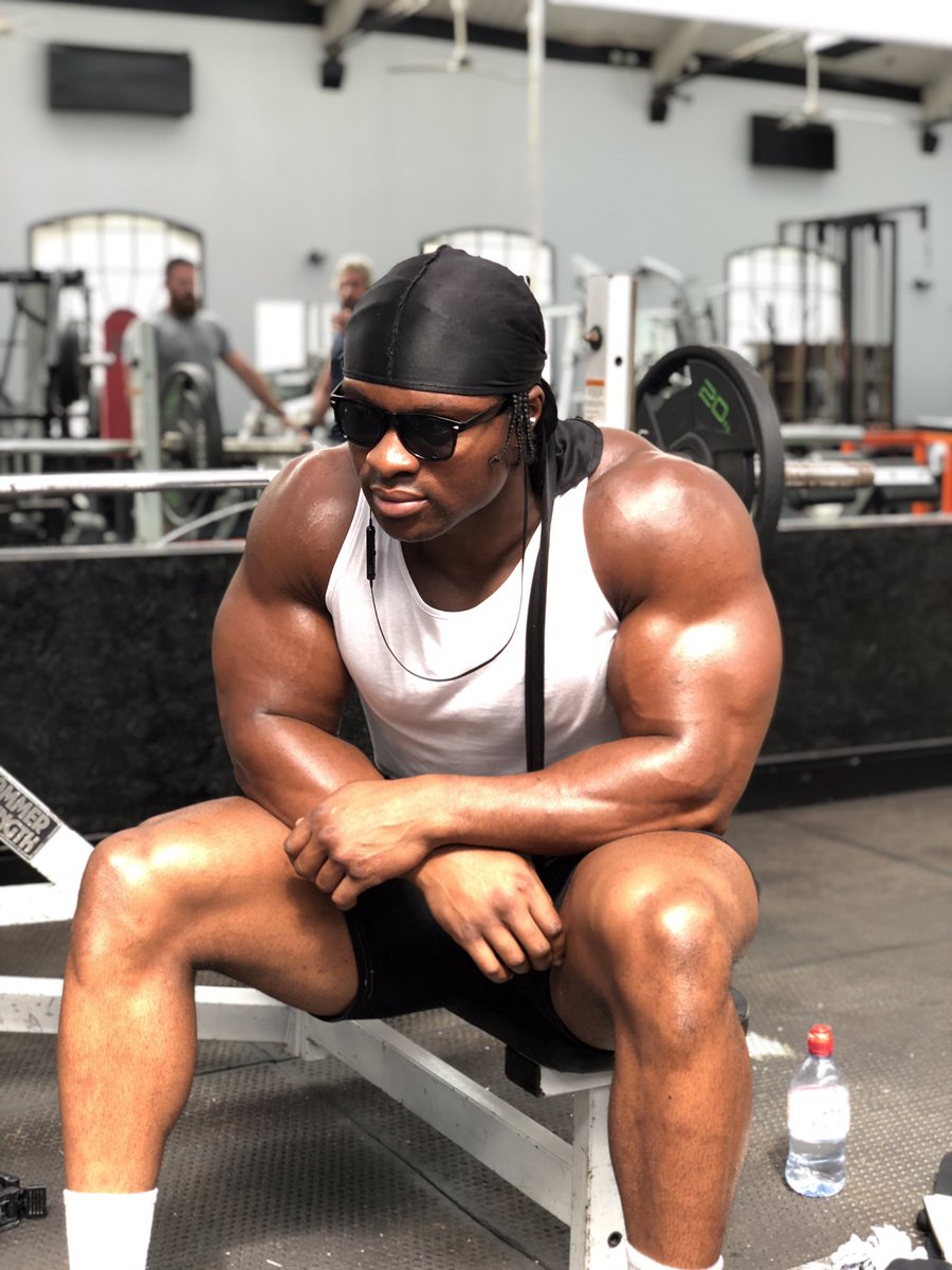 ArmzKorleone's tweet image. U see my dark shades on like I can't see U but U no say im judgin ur squat depth...