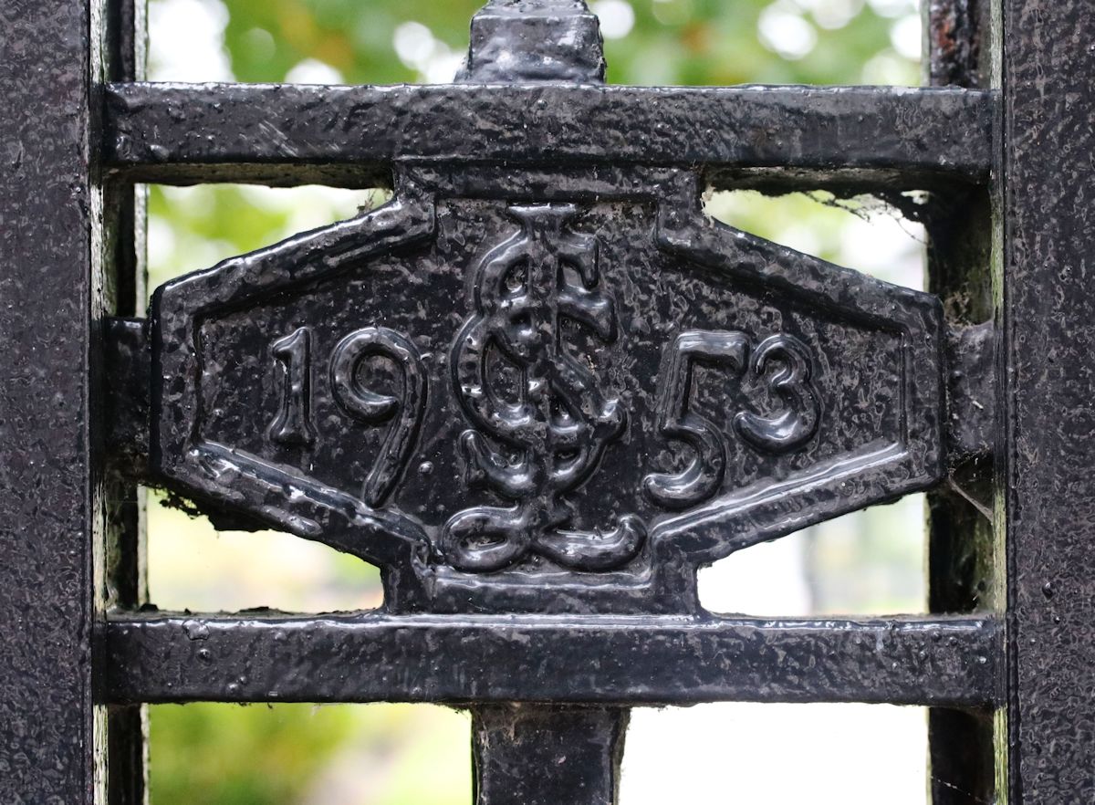 During WWII the railings were taken for use in the munitions industry. The current gates, erected in the 1950s, bear the coats of arms of Sir Sydney Jones and the University of Liverpool!  #OriginalThenOriginalNow [First image shows Abercromby Square East in 1952]