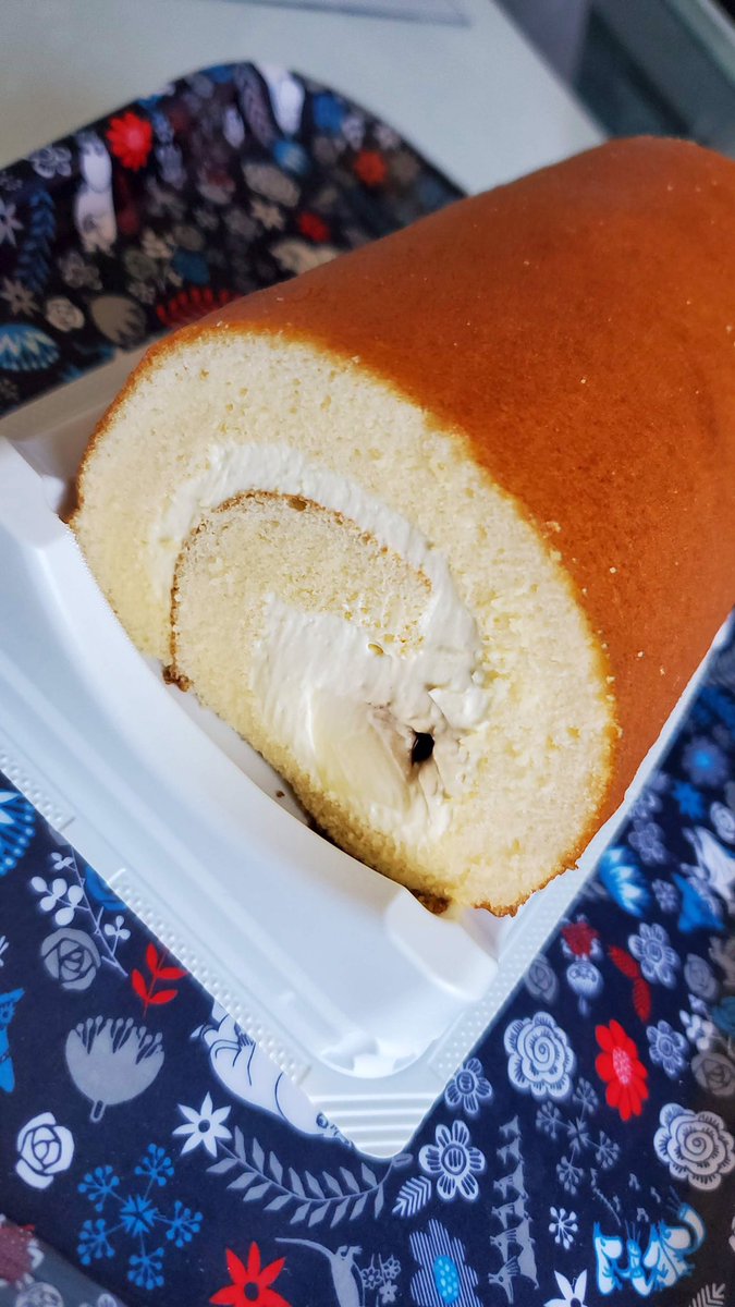 いつき 旅好き可愛いもの好き神戸っ子 神戸プリンのロールケーキ 美味しかったけど プリンは 神戸プリン がそのまま入ってるわけじゃない ロールケーキ用にちょっと堅めにしてるのかな 神戸 神戸土産 プリン ロールケーキ