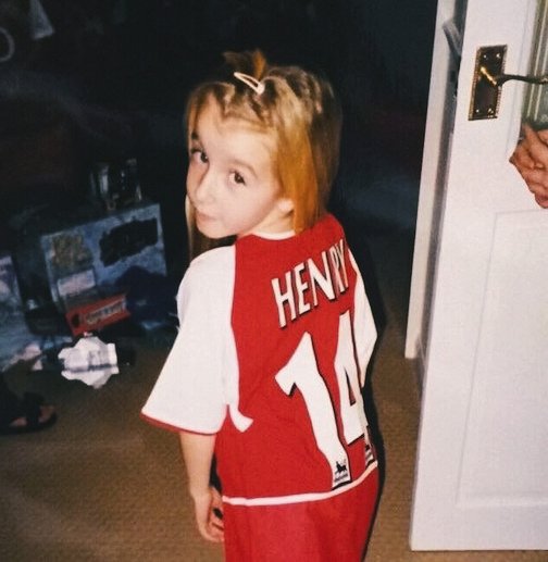 ArsenalWFC's tweet photo. Wishing you a very happy birthday, @ThierryHenry 👑

It's safe to say our @LeahcWilliamson is a fan 😉 https://t.co/8cCoVONXMg