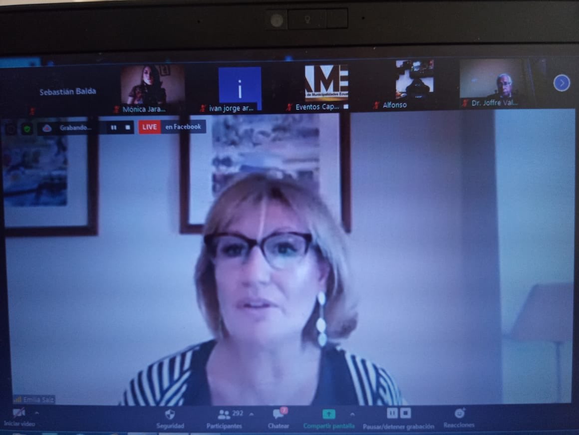 UCLG_Saiz's tweet photo. Encantada de estar hoy con la @AMEcuador celebrando su 52 aniversario 🎈 y reflexionando sobre el futuro de la gestión local post #COVID19 junto a @FLACMA_ @FAMSI_Solidario @uclg_cisdp https://t.co/7xf494ZzmT
