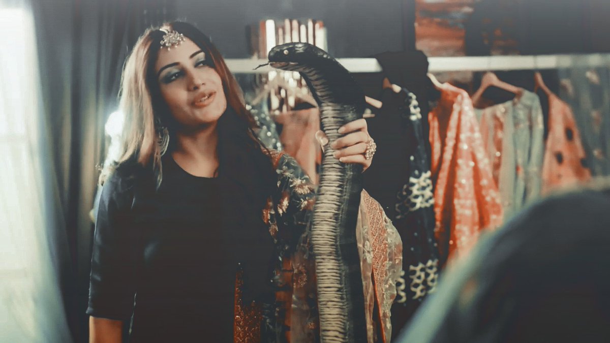 wanderlustxk's tweet photo. the way she holding and talking to NAAG😜😂🙊 
OKAYYyyy I can't
I JUST LOVE HER EXPRESSIONS😍😍🔥

#SC #SurbhiOnNaagin #SurbhiChandnaAsNaagin #SurbhiChandna https://t.co/33dMnk5UTb